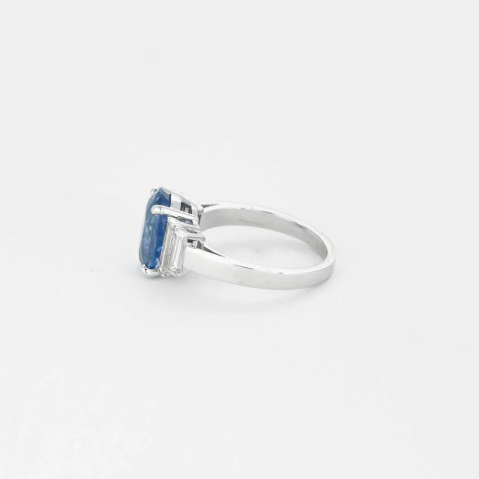 Bague Saphir 5 carats, diamants baguettes et montée sur platine.