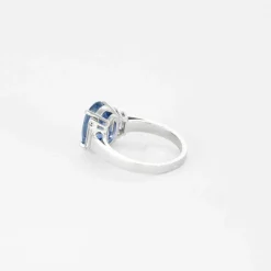 Bague Saphir 5 carats, diamants baguettes et montée sur platine.