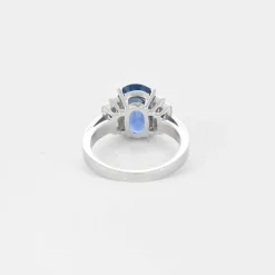 Bague Saphir 5 carats, diamants baguettes et montée sur platine.