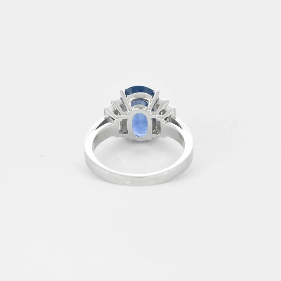 Bague Saphir 5 carats, diamants baguettes et montée sur platine.