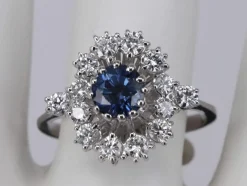 Bague saphir bleu et diamants en or blanc