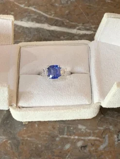 Bague Saphir Coussin Non Chauffé 3.02 Carats Diamants Or Gris 18 Carats (Certificat)