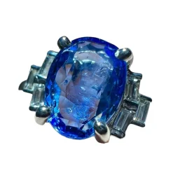bague saphir de Ceylan entouré diamants calibrés