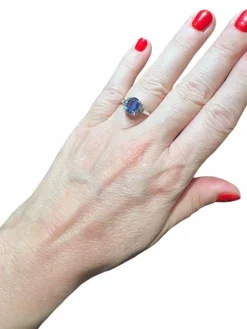 bague saphir de Ceylan entouré diamants calibrés