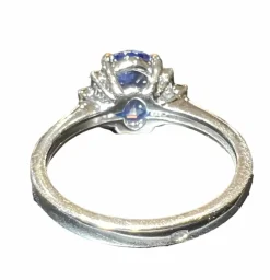 bague saphir de Ceylan entouré diamants calibrés