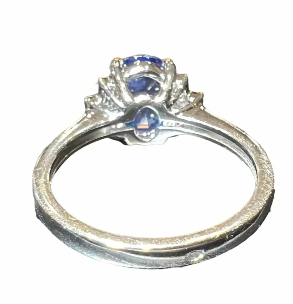 bague saphir de Ceylan entouré diamants calibrés