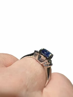 bague saphir de Ceylan entouré diamants calibrés