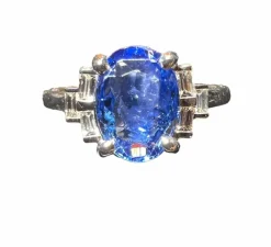 bague saphir de Ceylan entouré diamants calibrés