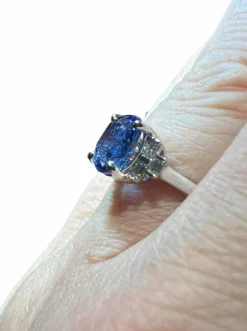 bague saphir de Ceylan entouré diamants calibrés