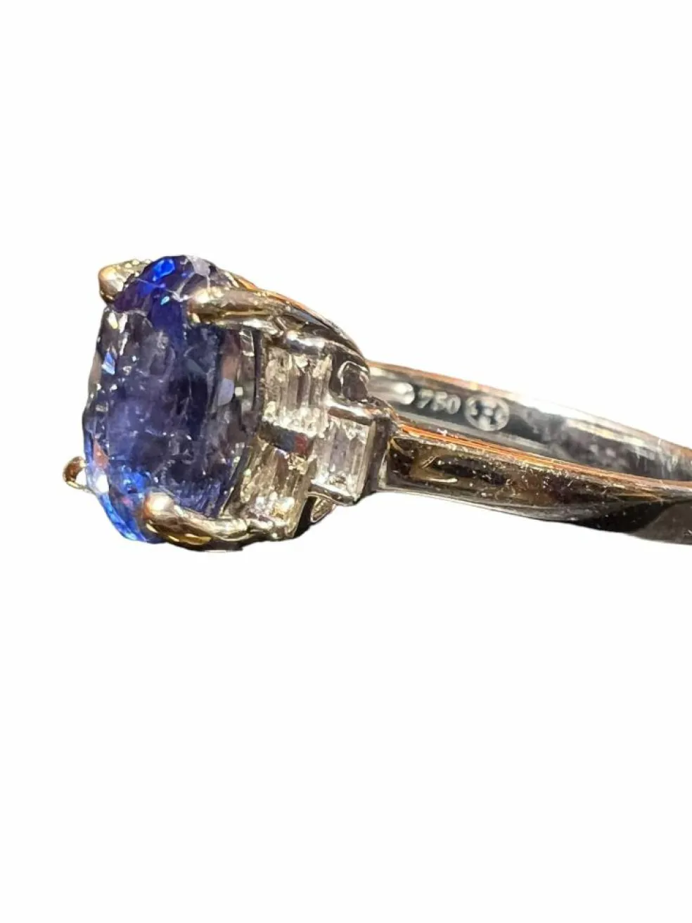 bague saphir de Ceylan entouré diamants calibrés
