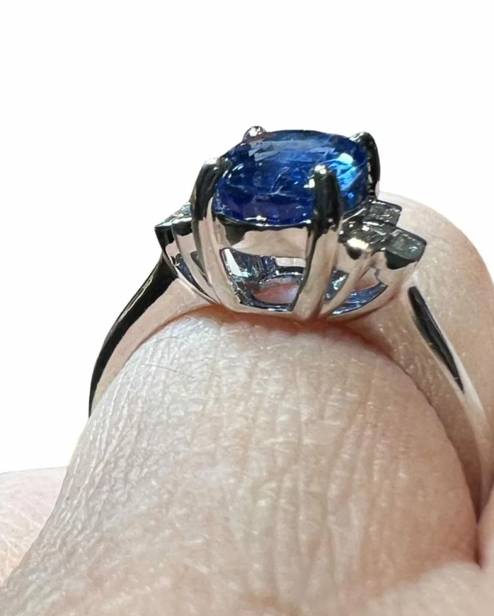 bague saphir de Ceylan entouré diamants calibrés