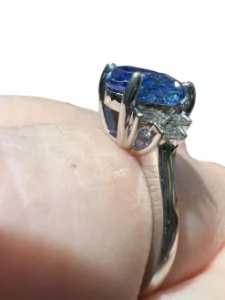 bague saphir de Ceylan entouré diamants calibrés