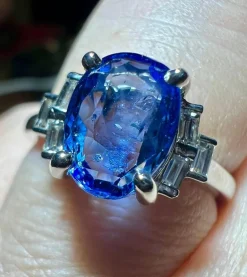 bague saphir de Ceylan entouré diamants calibrés