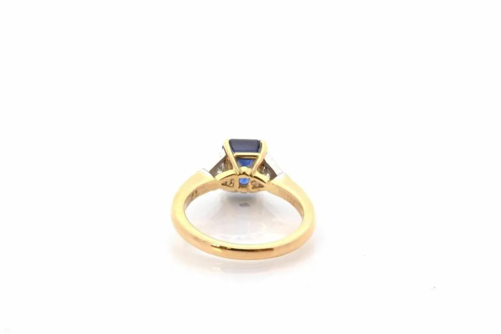 Bague saphir de 2,30cts et diamants