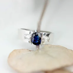 Bague saphir diamants trapèze or blanc