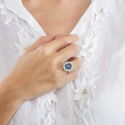 Bague saphir, entourage diamants