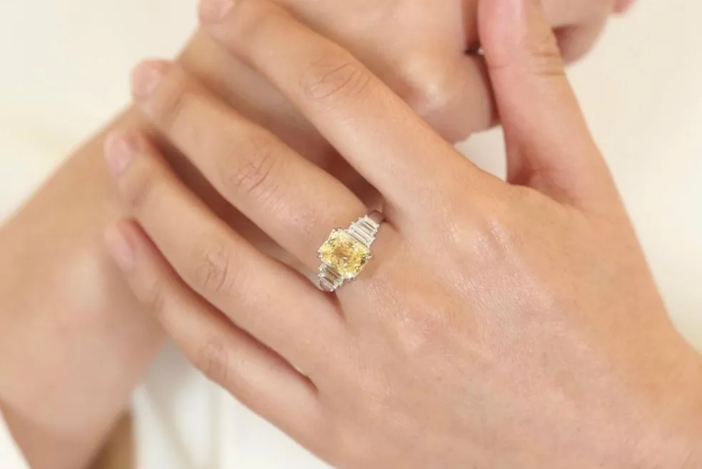 Bague saphir jaune 5,18 cts et diamants
