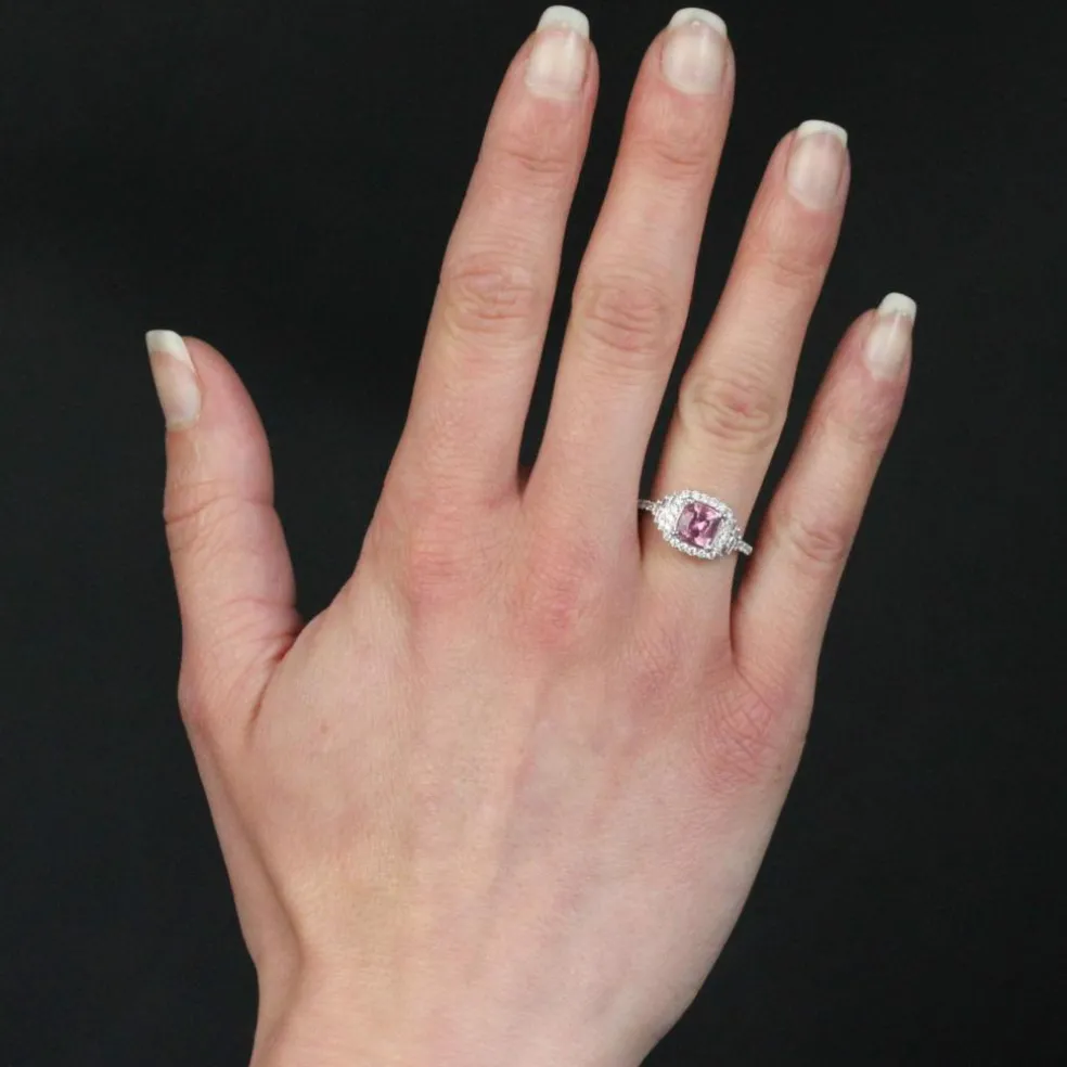 Bague saphir rose coussin et diamants