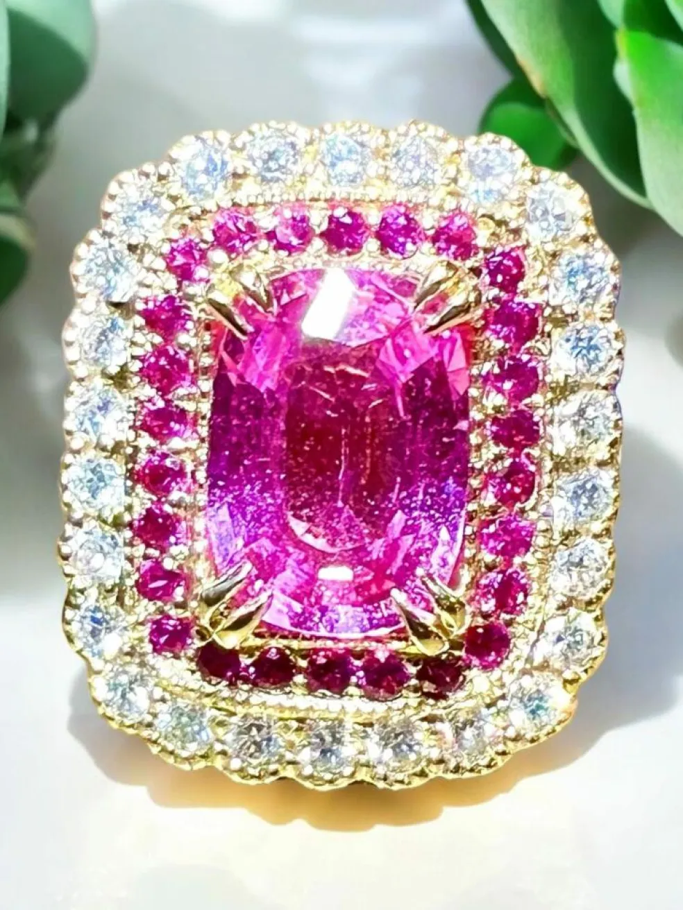 Bague Saphir rose entouré pavage diamants