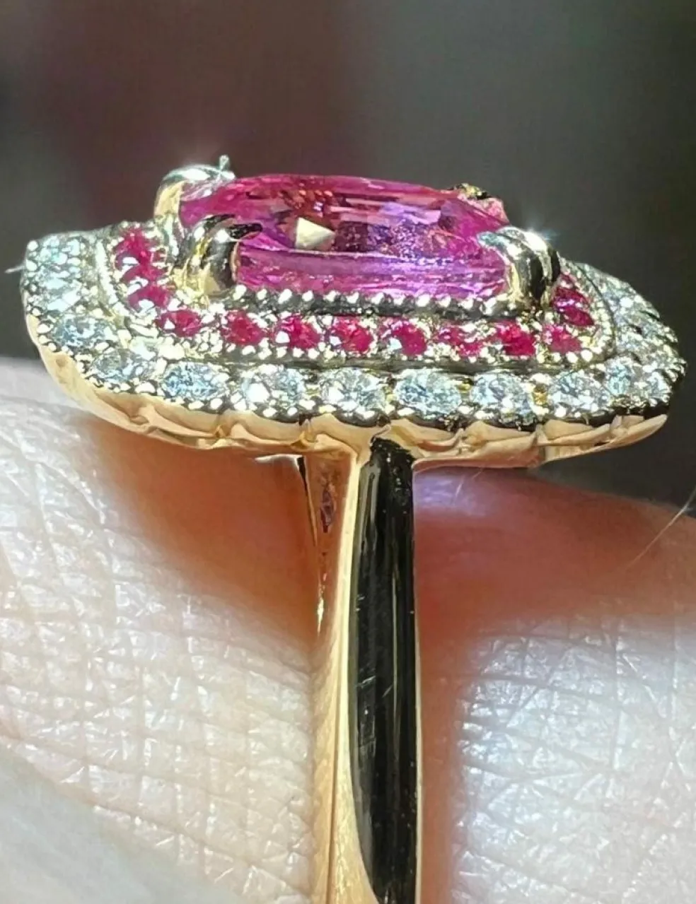 Bague Saphir rose entouré pavage diamants