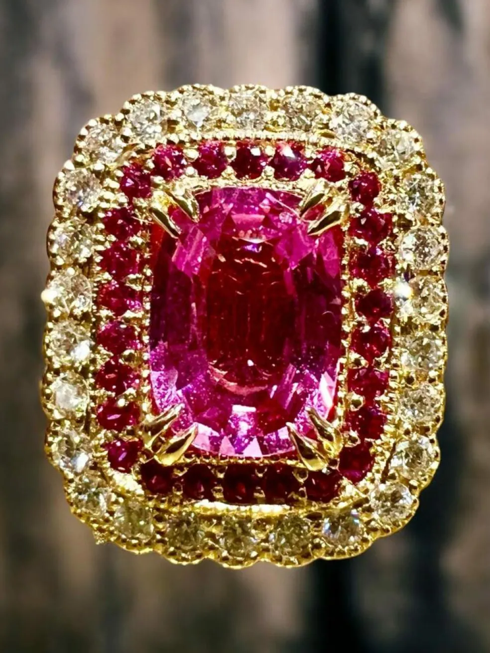Bague Saphir rose entouré pavage diamants
