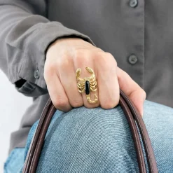 Bague scorpion en or jaune, onyx et diamants