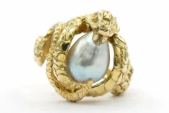 Bague "serpent" contemporaine en or jaune sertie d'une perle