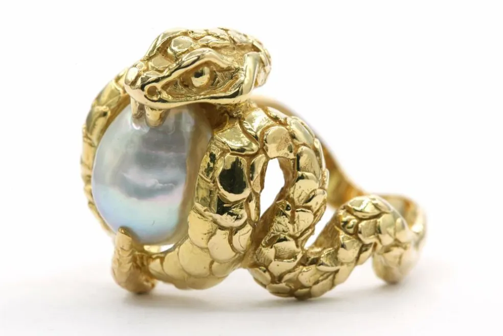Bague "serpent" contemporaine en or jaune sertie d'une perle