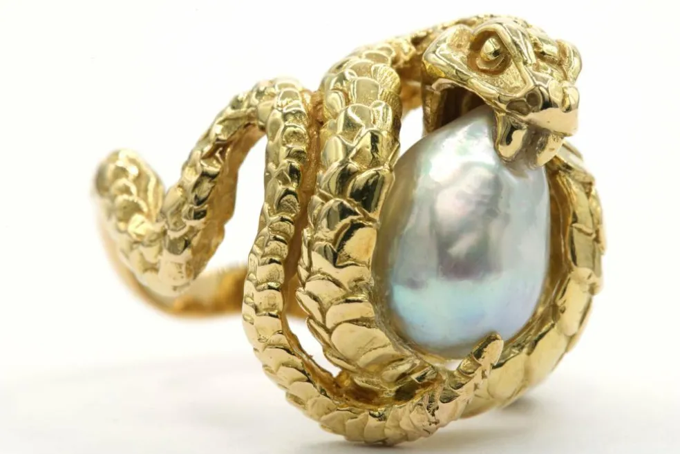 Bague "serpent" contemporaine en or jaune sertie d'une perle