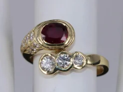 Bague Serpent Ovale Rubis et Diamants en or jaune