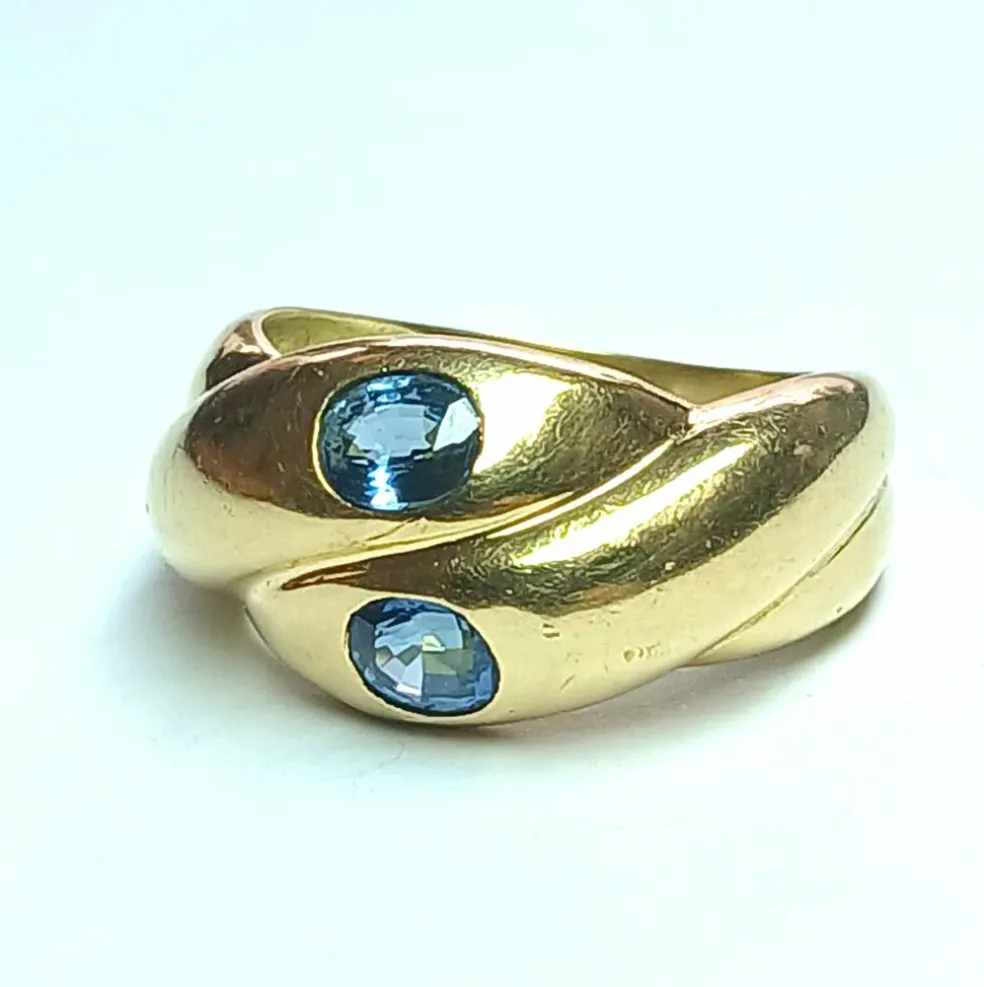Bague serpentine ornée de deux saphirs bleu ciel