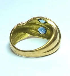 Bague serpentine ornée de deux saphirs bleu ciel
