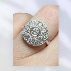 Bague sertie de diamants fleur or blanc
