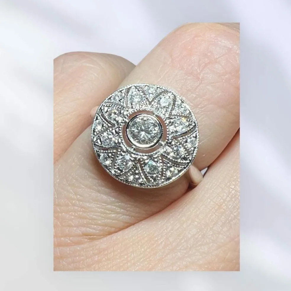 Bague sertie de diamants fleur or blanc