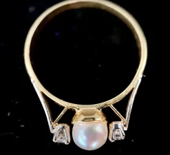 Bague sertie de perles fines