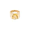 Bague sertie d'un important saphir jaune naturel non chauffé.