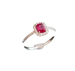 Bague sertie d'un Rubis, entourage Diamants