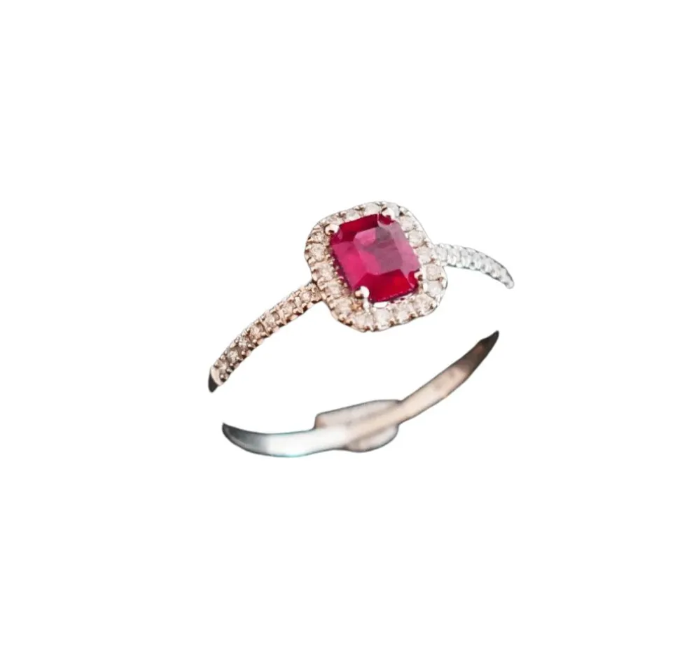 Bague sertie d'un Rubis, entourage Diamants