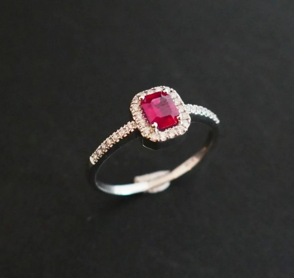 Bague sertie d'un Rubis, entourage Diamants