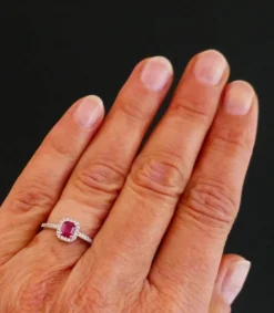 Bague sertie d'un Rubis, entourage Diamants