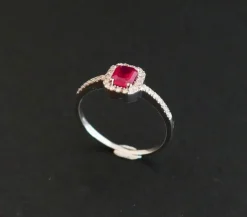 Bague sertie d'un Rubis, entourage Diamants