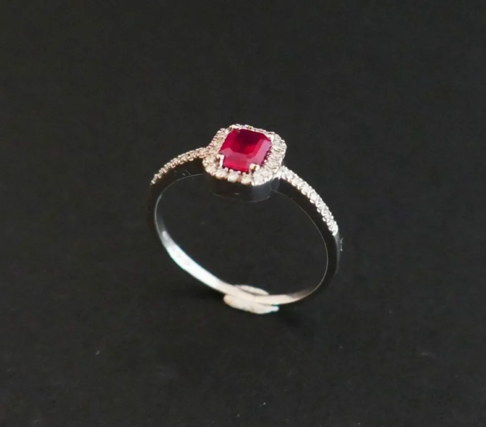 Bague sertie d'un Rubis, entourage Diamants