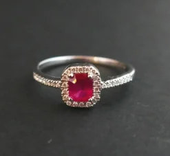 Bague sertie d'un Rubis, entourage Diamants