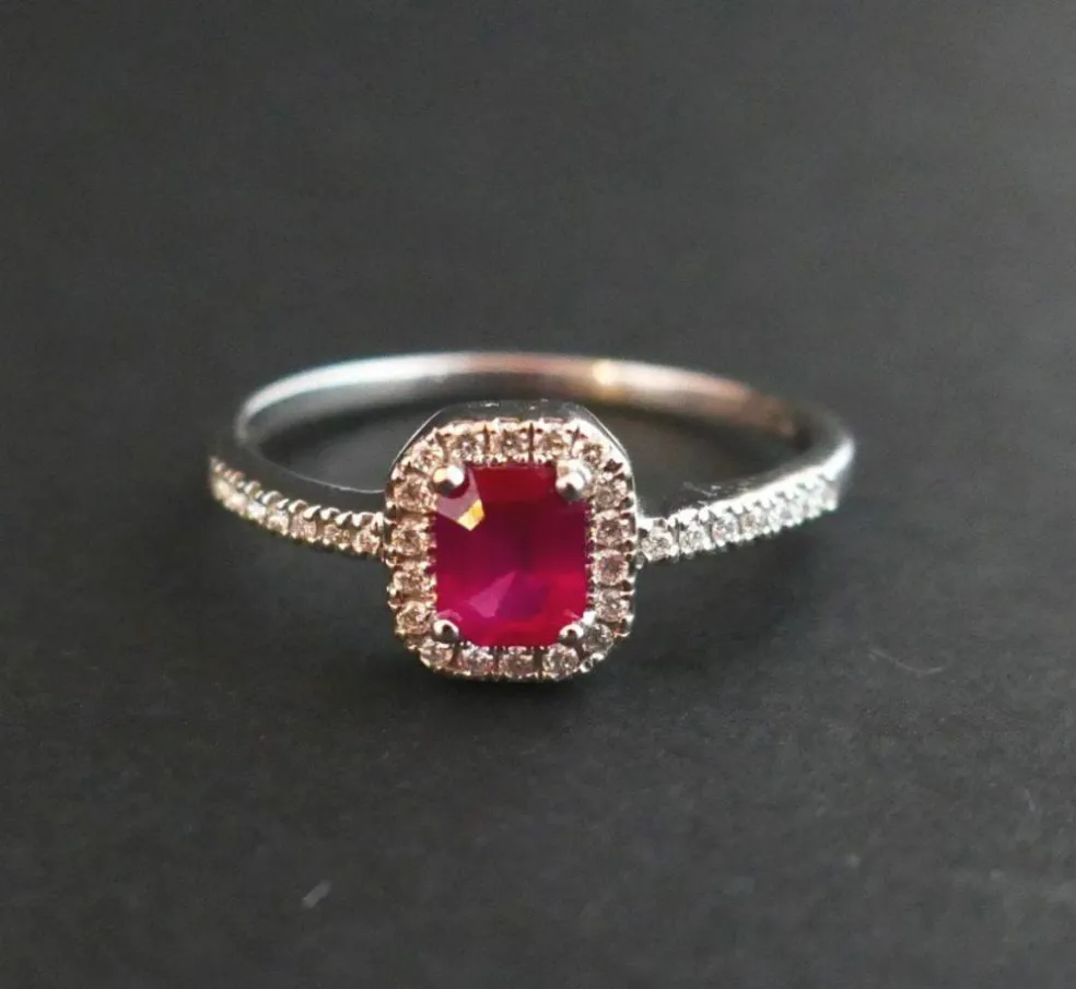 Bague sertie d'un Rubis, entourage Diamants