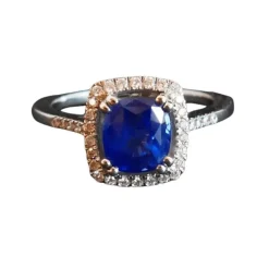 Bague Sertie d'un Saphir, entourage Diamants