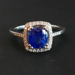Bague Sertie d'un Saphir, entourage Diamants