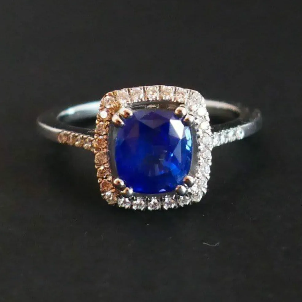 Bague Sertie d'un Saphir, entourage Diamants