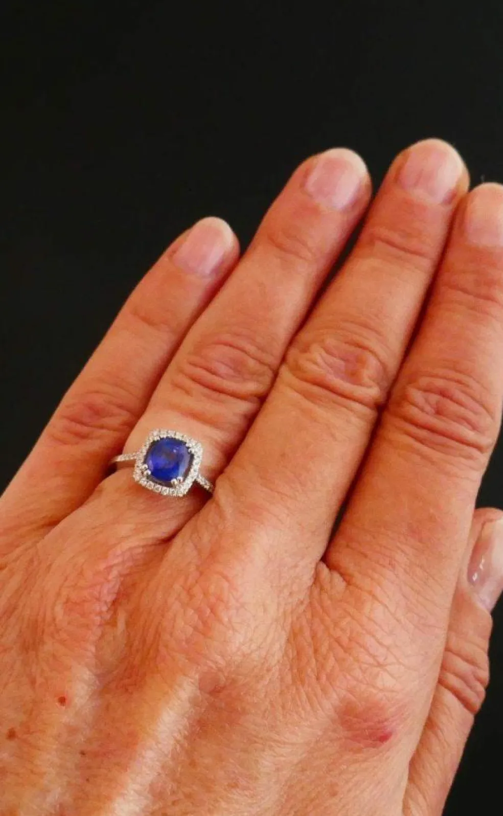 Bague Sertie d'un Saphir, entourage Diamants