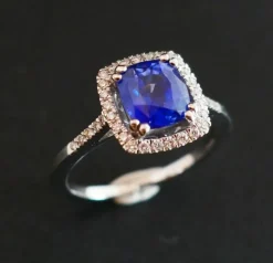 Bague Sertie d'un Saphir, entourage Diamants