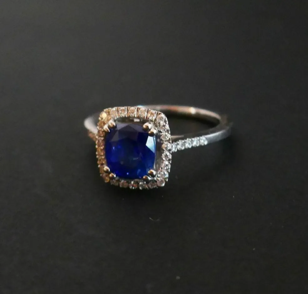 Bague Sertie d'un Saphir, entourage Diamants